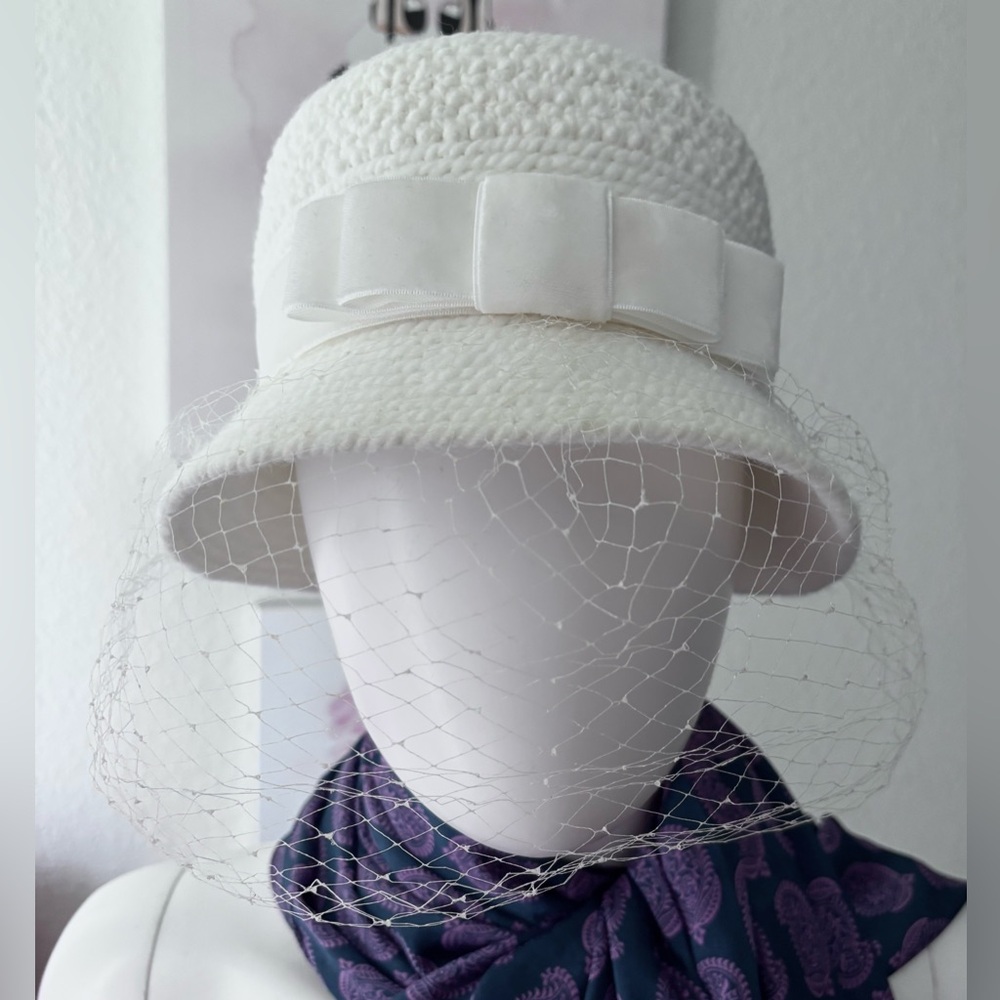 Everitt Vintage Hat Wool bucket bow with fishnet front cover in white Small size